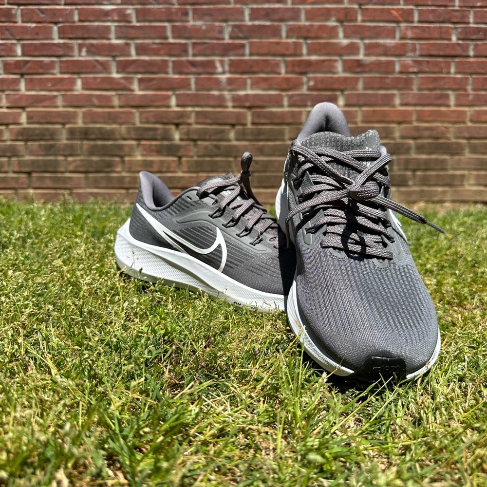 Nike Pegasus 39 Grey Athletic Shoes with Breathable Mesh and Cushioned Support